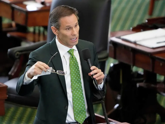 Le sénateur Dragon Ball, Nathan Johnson, légifère au Sénat du Texas.